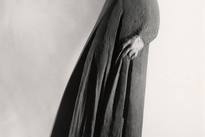 Femme debout avec robe large