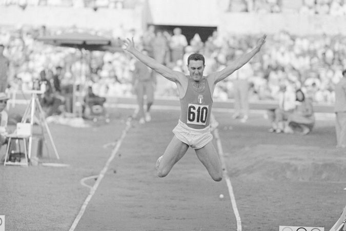 Attilio Bravi au saut en longueur, XVIIe Jeux olympiques de Rome, août-septembre 1960