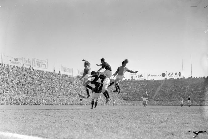 Milan v Naples: action particulière de Hasse Jeppson, Franco Pedroni, Celso Posio, Francesco Zagatti et Arturo Silvestri