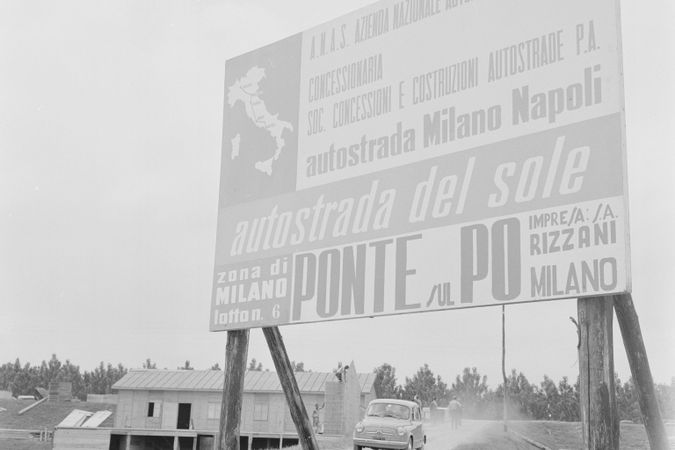 Chantier de construction de l'Autostrada del Sole pour la construction du pont sur le Pô à Mortizza (Plaisance)