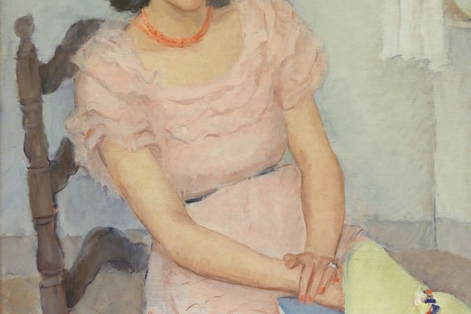 Portrait de jeune femme en rose avec chapeau à la main