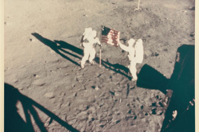 Apolo 11, los astronautas plantando la bandera de EE. UU.