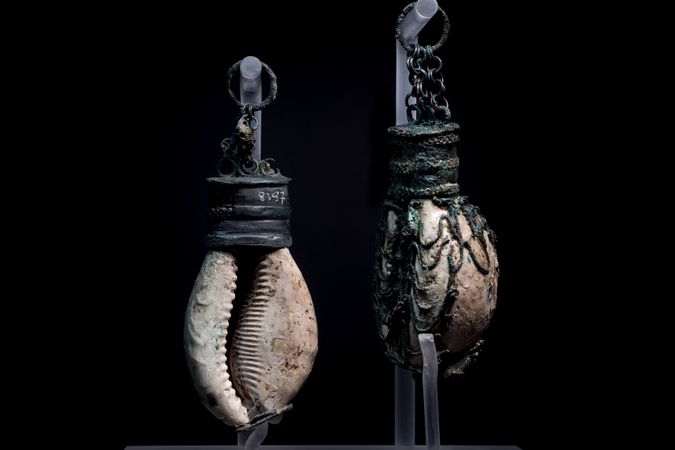 Colgantes de concha de la tumba femenina 115
