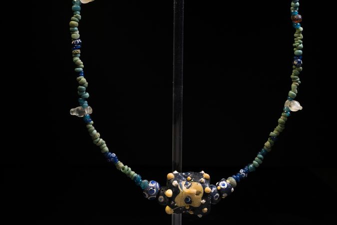 Halskette aus Glaspaste vom phönizisch-punischen Typ, aus Grab 604