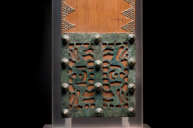 Cinturón de bronce con motivos animales de la tumba femenina 115