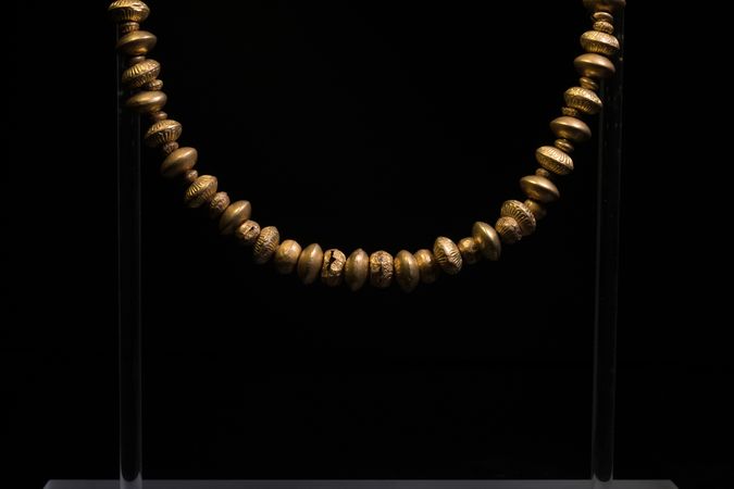 Cuentas de collar de oro en forma lenticular de la tumba 604
