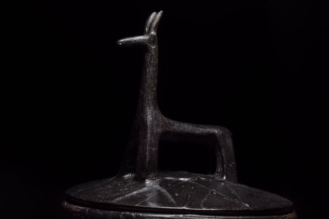 Olla mit geometrischem Dekor auf dem Körper und runden stilisierten Enten auf der Schulter_ Deckel mit Griff in Form eines stilisierten Vierfüßlers. Aus Grab 415