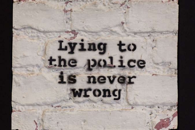 Mentir à la police n'est jamais mal