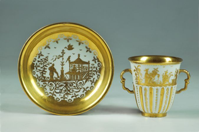 Taza blanca con plato decorado con chinoiserie