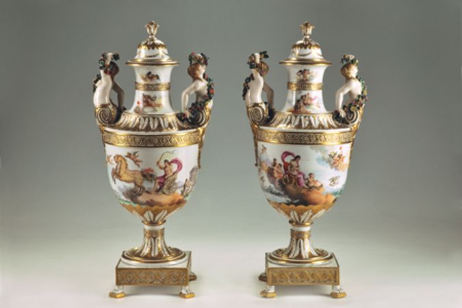  Pareja de jarrones decorativos decorados con temas neoclásicos