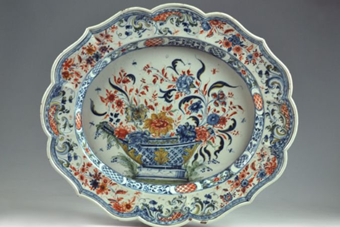 Gran plato ovalado decorado con una cesta de flores.