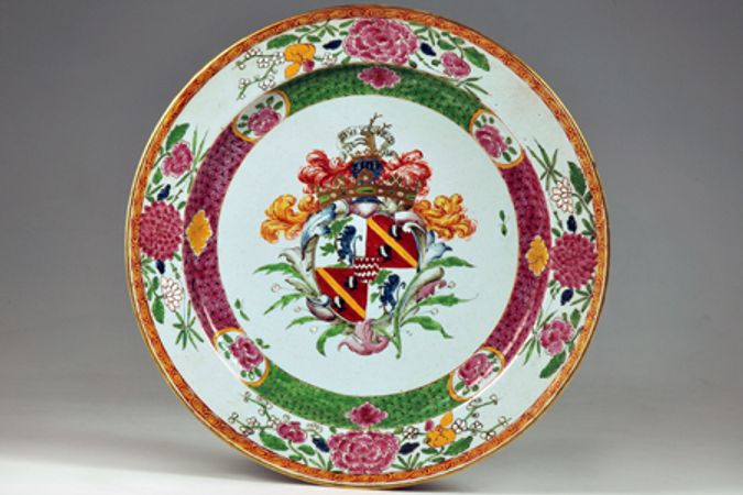 Plato grande decorado "en el uso de la porcelana" Familia Rosa con el escudo de los Olivera