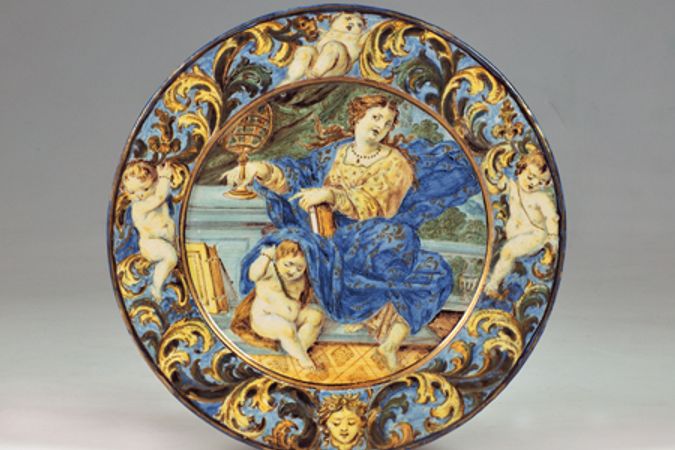 Plato pequeño decorado con la alegoría de la Astrología