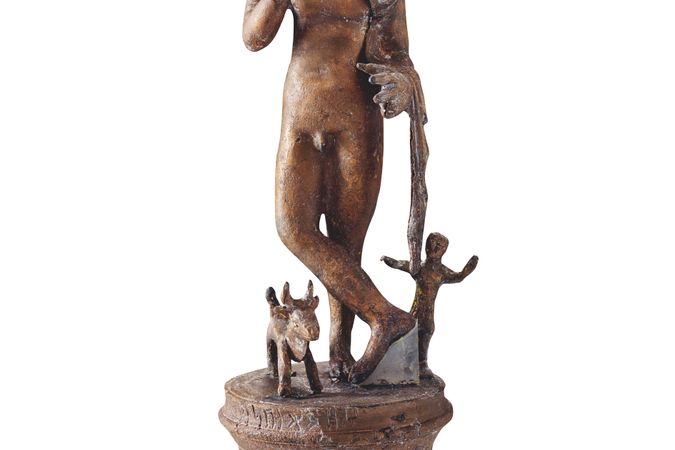 Estatuilla de Harpócrates con el nombre del propietario o del artista