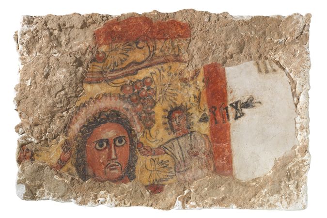 Fragmento de pintura mural con una cabeza viril y una antigua inscripción del sur de Arabia: escena del banquete