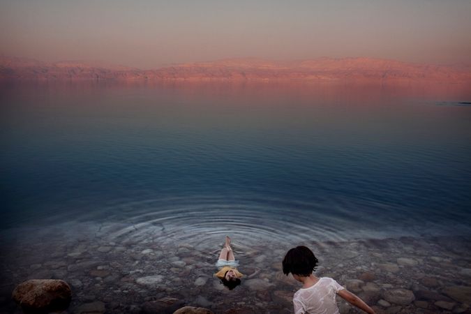 Palästinensische Mädchen baden im Wasser des Toten Meeres