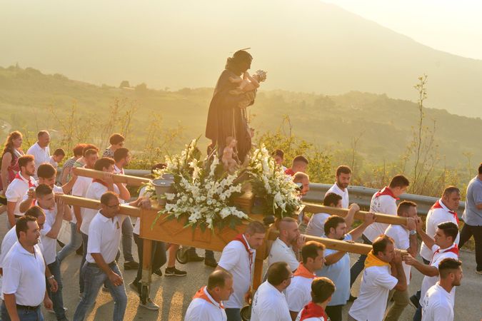 Los porteadores de la lancha de Benedetto en San Fratello