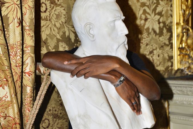 Sangare Moussa, cantante de rap maliense y solicitante de asilo, detrás de la estatua de Nicolò Turrisi Colonna