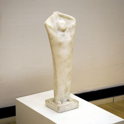 Figur mit erhobenen Armen