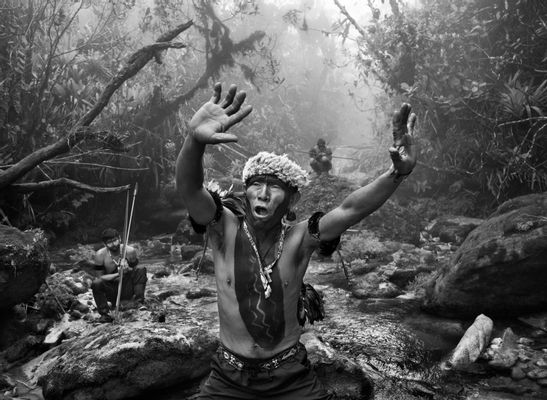 Der Schamane der Yanomami unterhält sich vor dem Aufstieg zum Berg Pico da Neblina mit den Geistern. Bundesstaat Amazonas, Brasilien