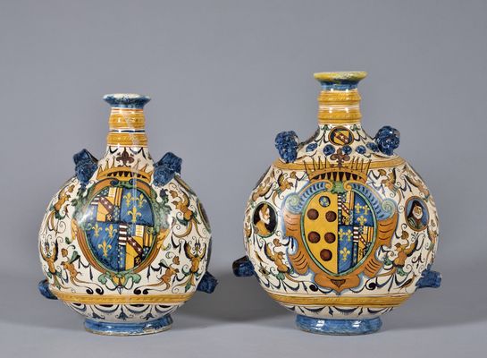 Pair of flasks "a grotesque on a white background" with the Medici-Lorraine coat of arms