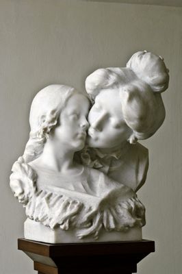Mère embrassant sa fille