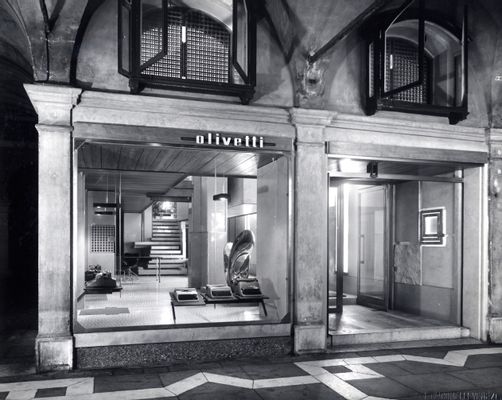 Einrichtung des Olivetti-Ladens auf dem Markusplatz