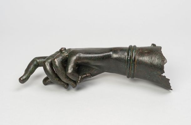 Bronzene weibliche Hand
