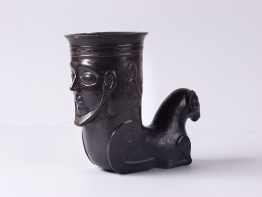 Taza para beber (rhyton) en bucchero moldeado
