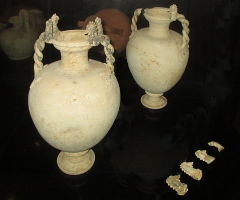 Ánfora de cerámica plateada con protomas con cabeza de monstruo marino
