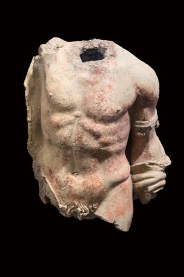 Fragmento de un busto de terracota de una escultura frontón del templo de S. Leonardo