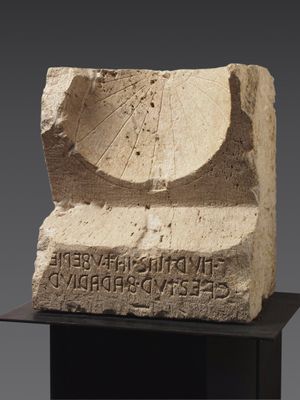 Sonnenuhr aus Kalkstein mit umbrischer Inschrift
