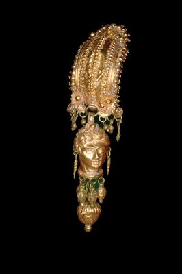 Goldener Ohrring mit weiblichem Kopf nach tarentinischen Vorbildern
