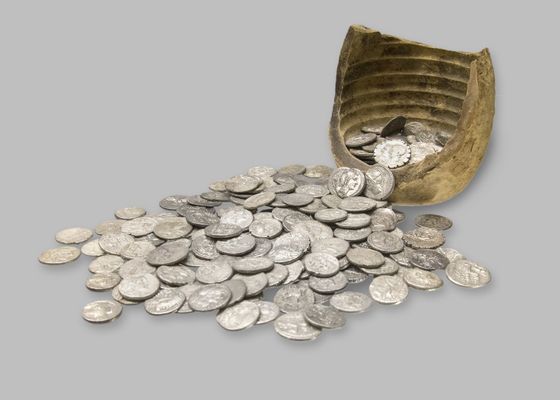 Schatzkiste mit Silbermünzen
