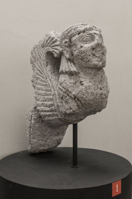 Sphinx aus Travertin-Kalkstein