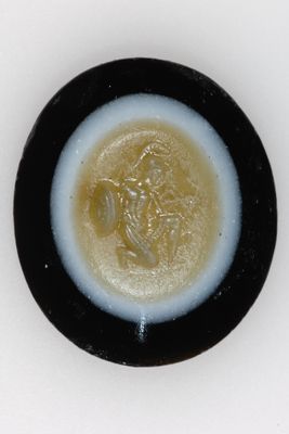 Agate gravée d'un guerrier agenouillé avec armure et bouclier