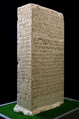 Perugischer Stein aus Travertin mit etruskischer Schrift. Tat.
