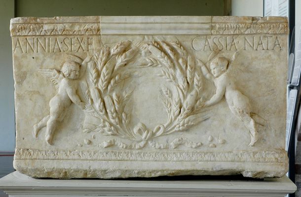 Urne en marbre d'Annian, utilisée comme fonts baptismaux dans la cathédrale