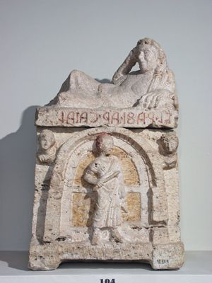 Aschenurne aus Travertin, die einen Architekten darstellt. Zugehörigkeit zur etruskischen Rafi-Familie.
