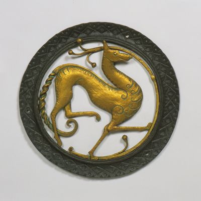 Golden circular tile depicting leverino