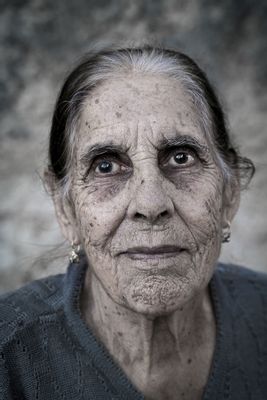 Anziana donna lulese dedita al servizio della chiesa