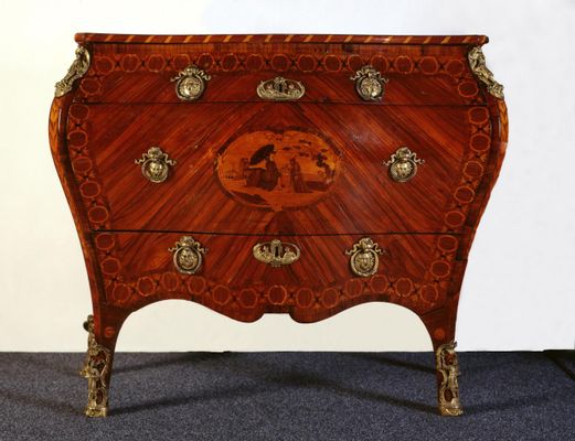 Chest of drawers with chinoiserie decoration
