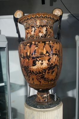 Cratère illustrant le massacre des Niobides par Apollon et Artémis