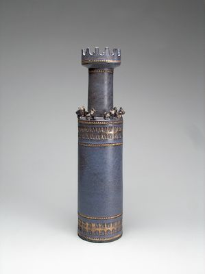 Lampenfuß in Form eines gekerbten Turms, mit aufgesetzten Tierfiguren am Rand und schablonengravierten Verzierungen