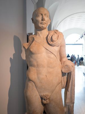 Estatua de un personaje de rango militar de Foruli