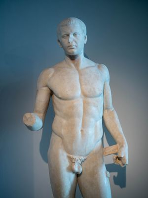 Estatua de disóforo con cabeza retratada por Foruli