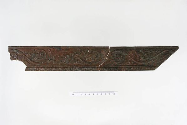 Fragment eines bronzenen Altars oder Türrahmens