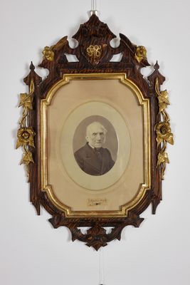 Retrato fotográfico con mechón de cabello y autógrafo de Alessandro Manzoni, marco en oro puro trabajado con el escudo de armas de Manzoni