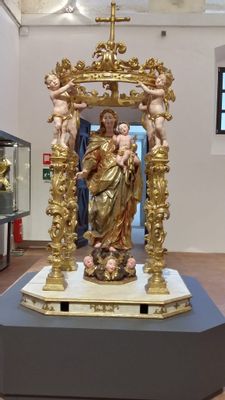 Rosenkranzmadonna und Prozessionsfall