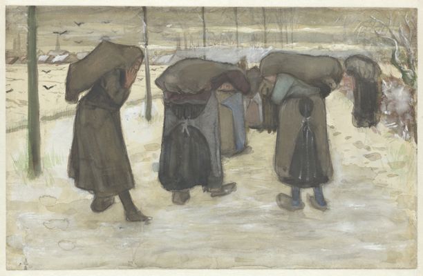 Mujeres cargando sacos de carbón en la nieve.